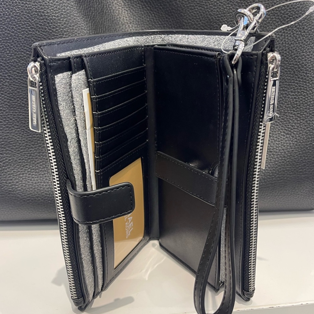 MICHAEL KORS Jet Set Lg Ombré Signature Logo Double Zip Wristlet Phone Holdr
NWT - Picture 10 of 16